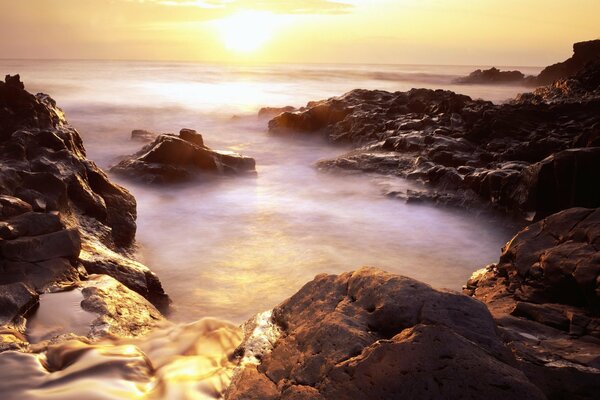 Hermosa foto amanecer entre las rocas en la niebla