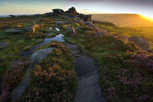 Paysage rocheux sur fond de coucher de soleil