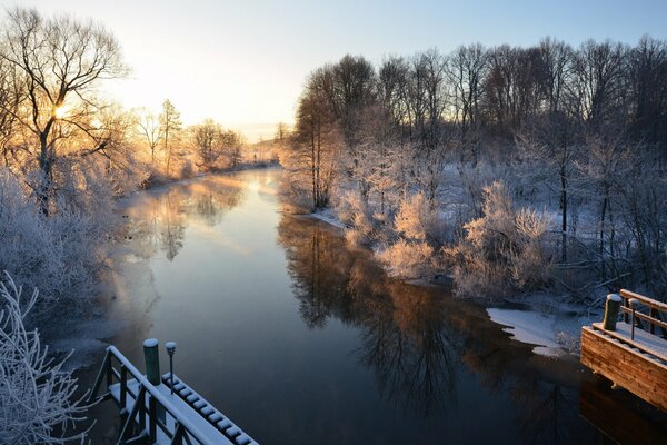 Mañana de invierno Suiza cerca del río