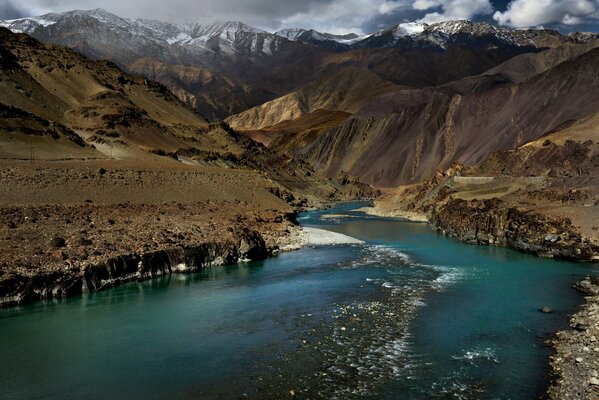 Río entre las montañas del Himalaya en la India