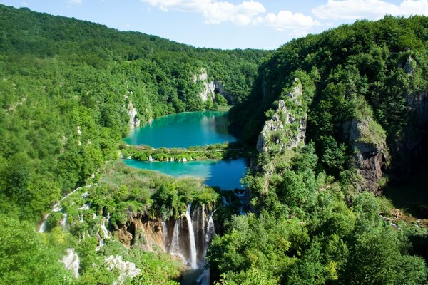 Las cascadas en el parque nacional atraen a los turistas