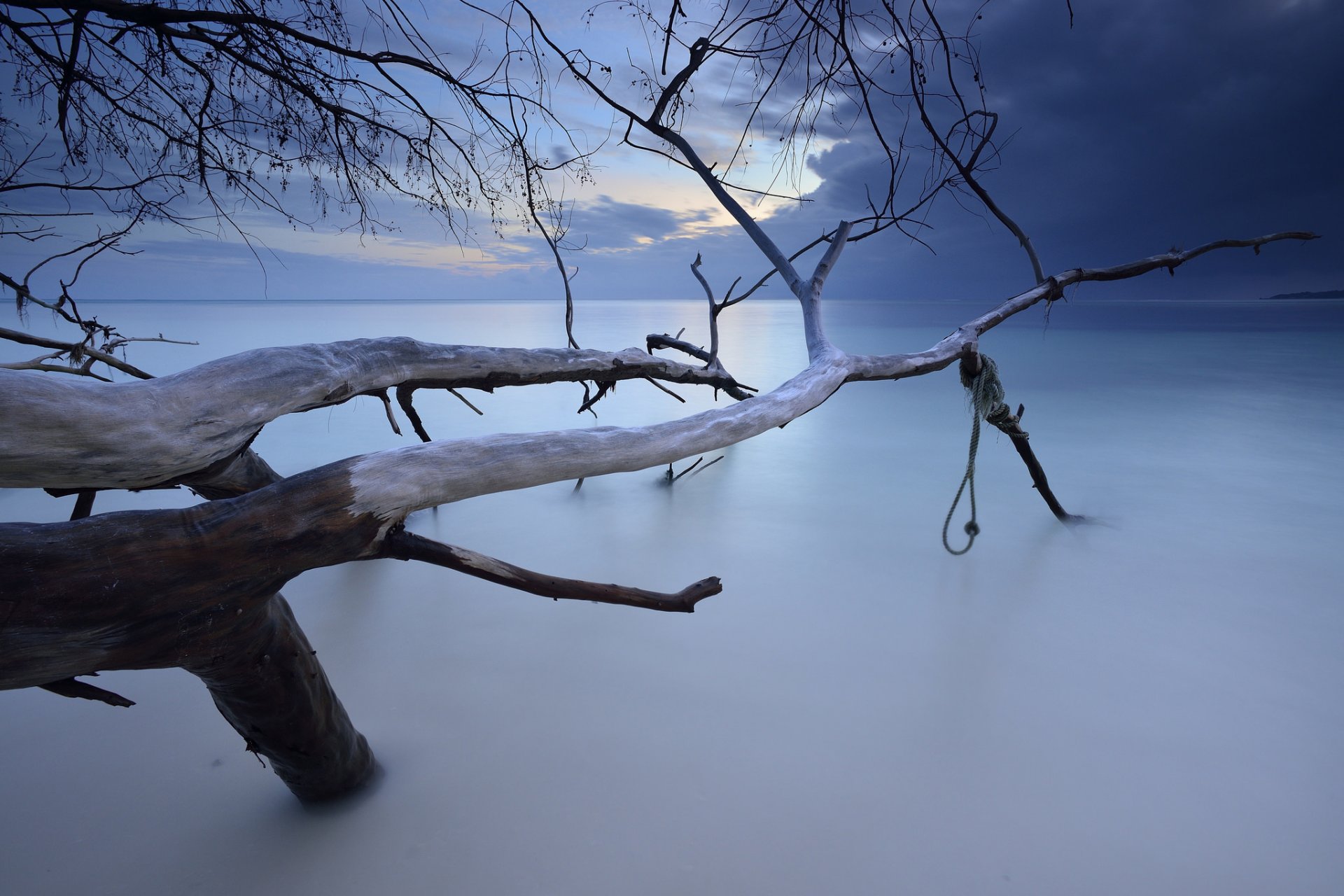 arcipelago delle seychelles isola di praslin oceano spiaggia nuvole alberi