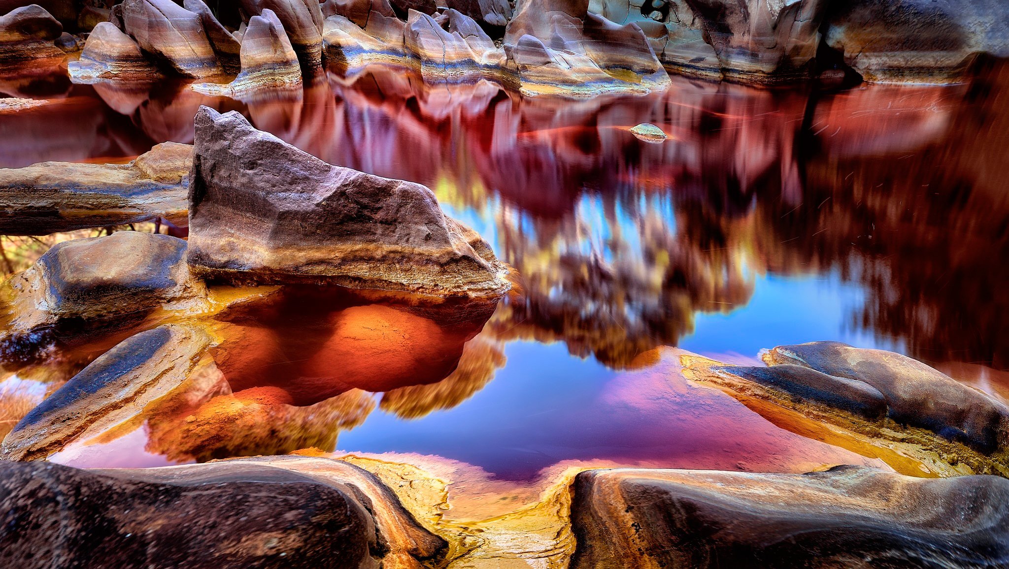 rio tinto fiume rosso pietre spagna andalusia