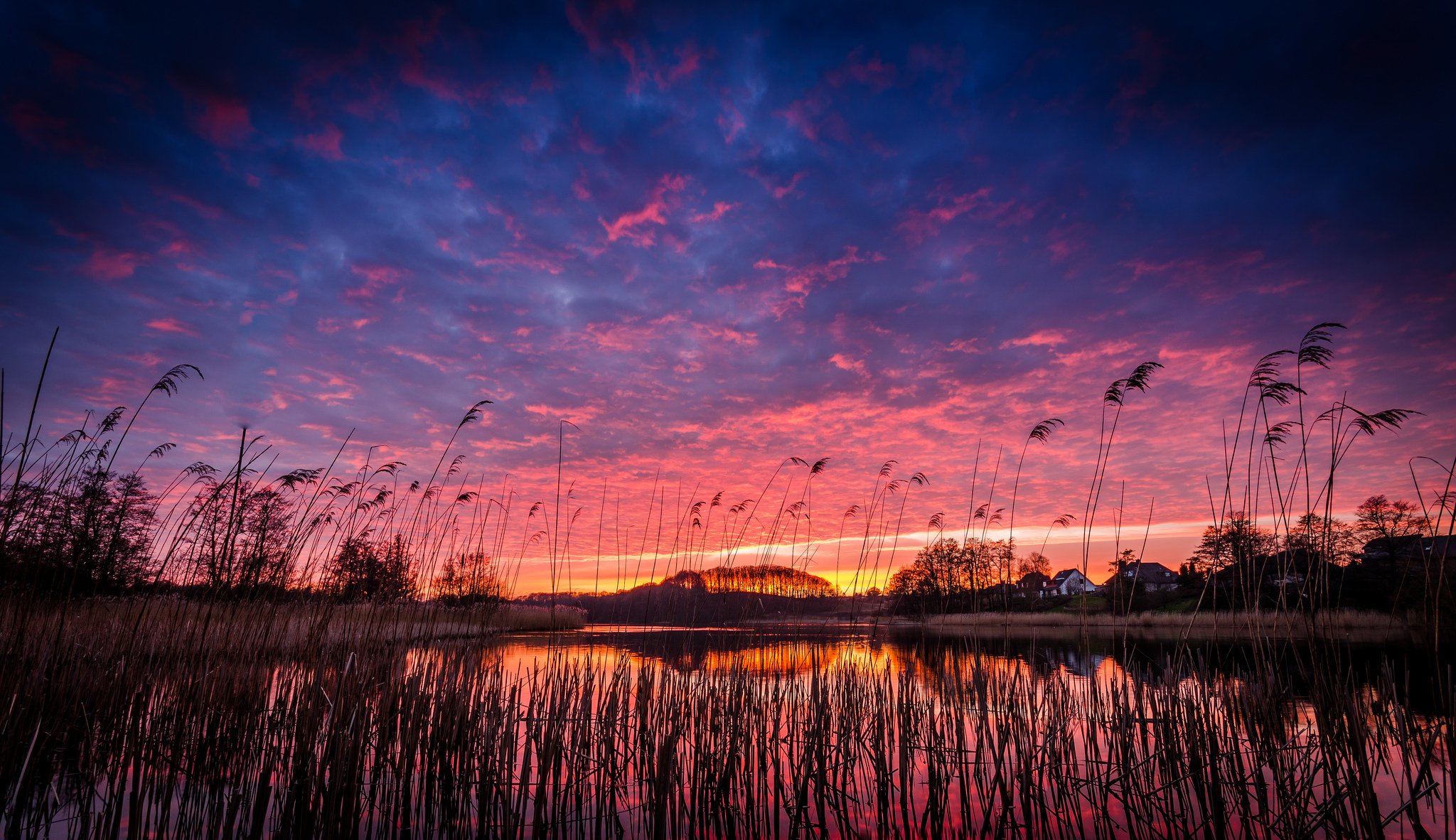 soir village lac côte herbe arbres orange cramoisi coucher de soleil bleu ciel nuages réflexion