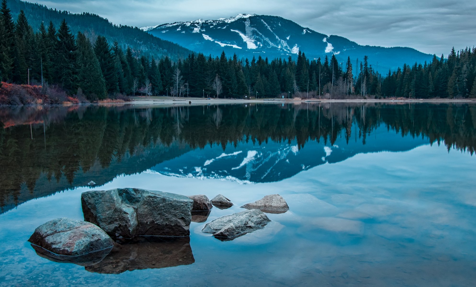 lago canadá montañas paisaje rocas pérdida columbia británica naturaleza