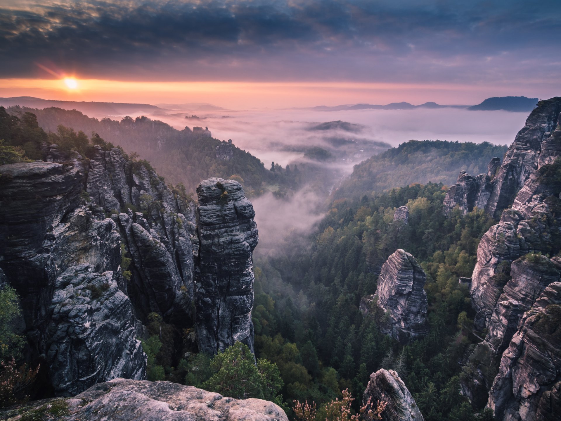 montagnes roches forêt brouillard matin lever du soleil