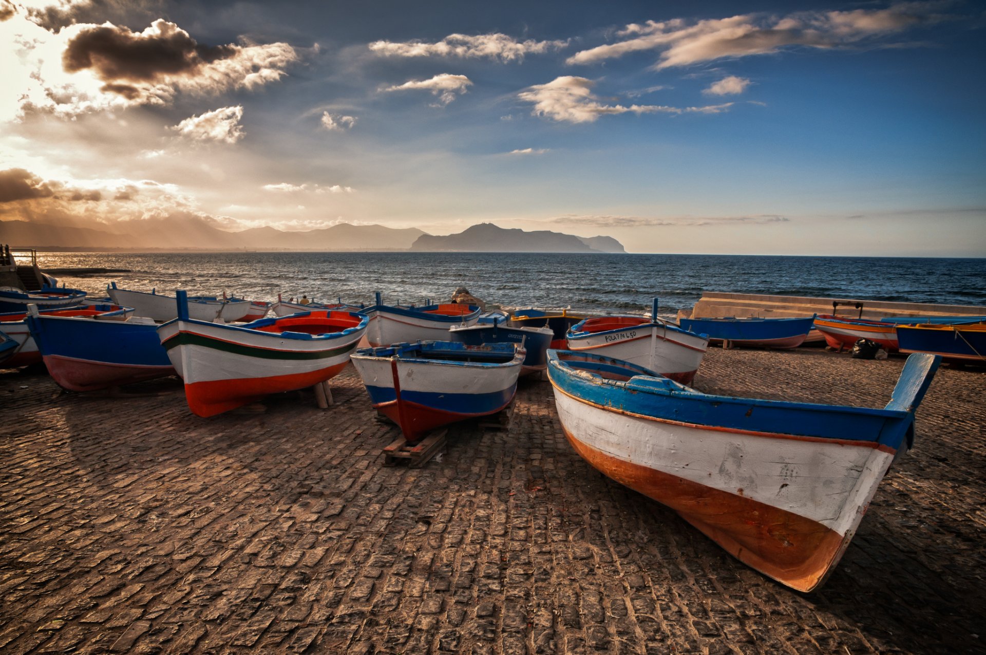 sicilia italia lago molo barche montagne