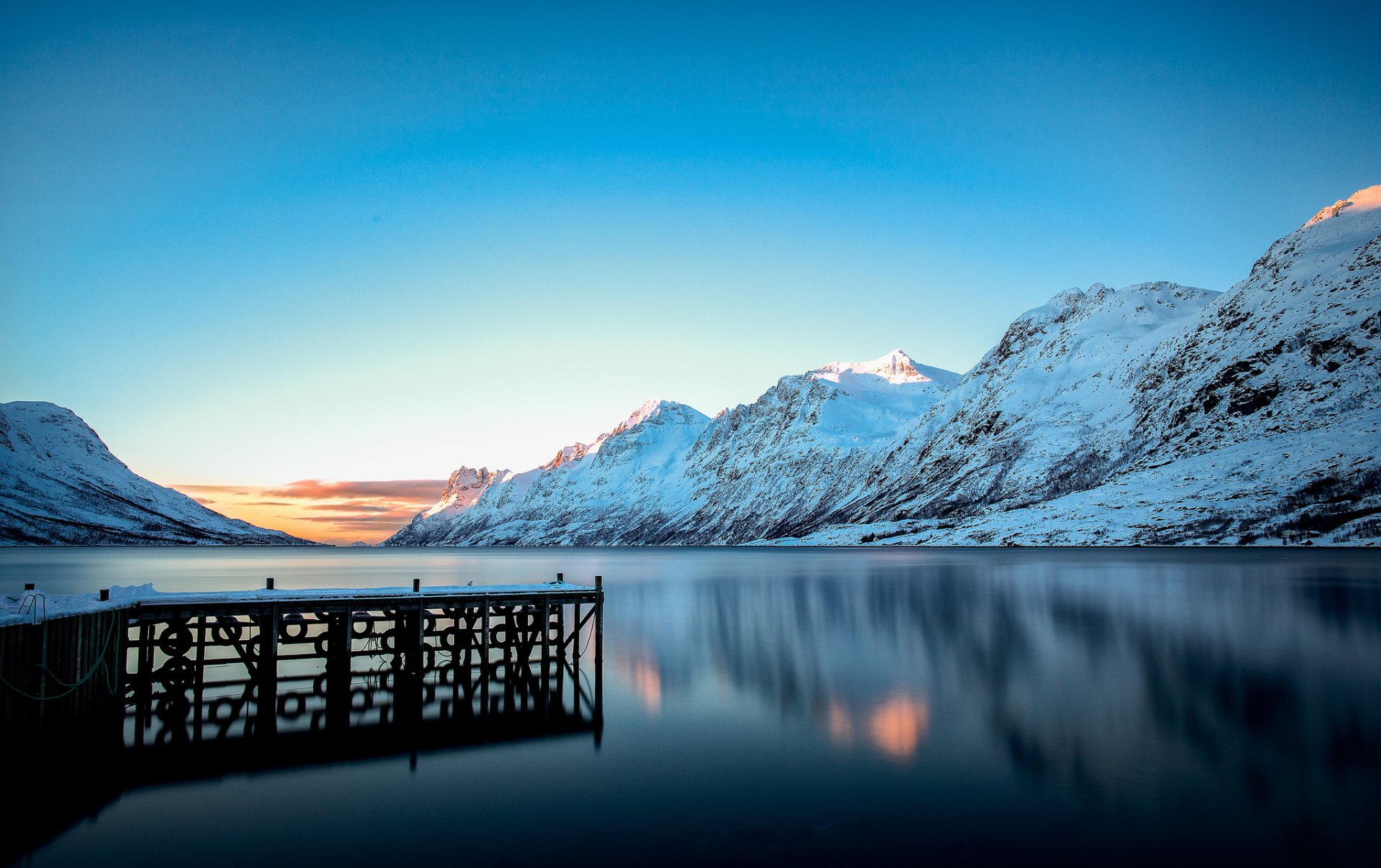 montagnes neige hiver lac jetée jetée