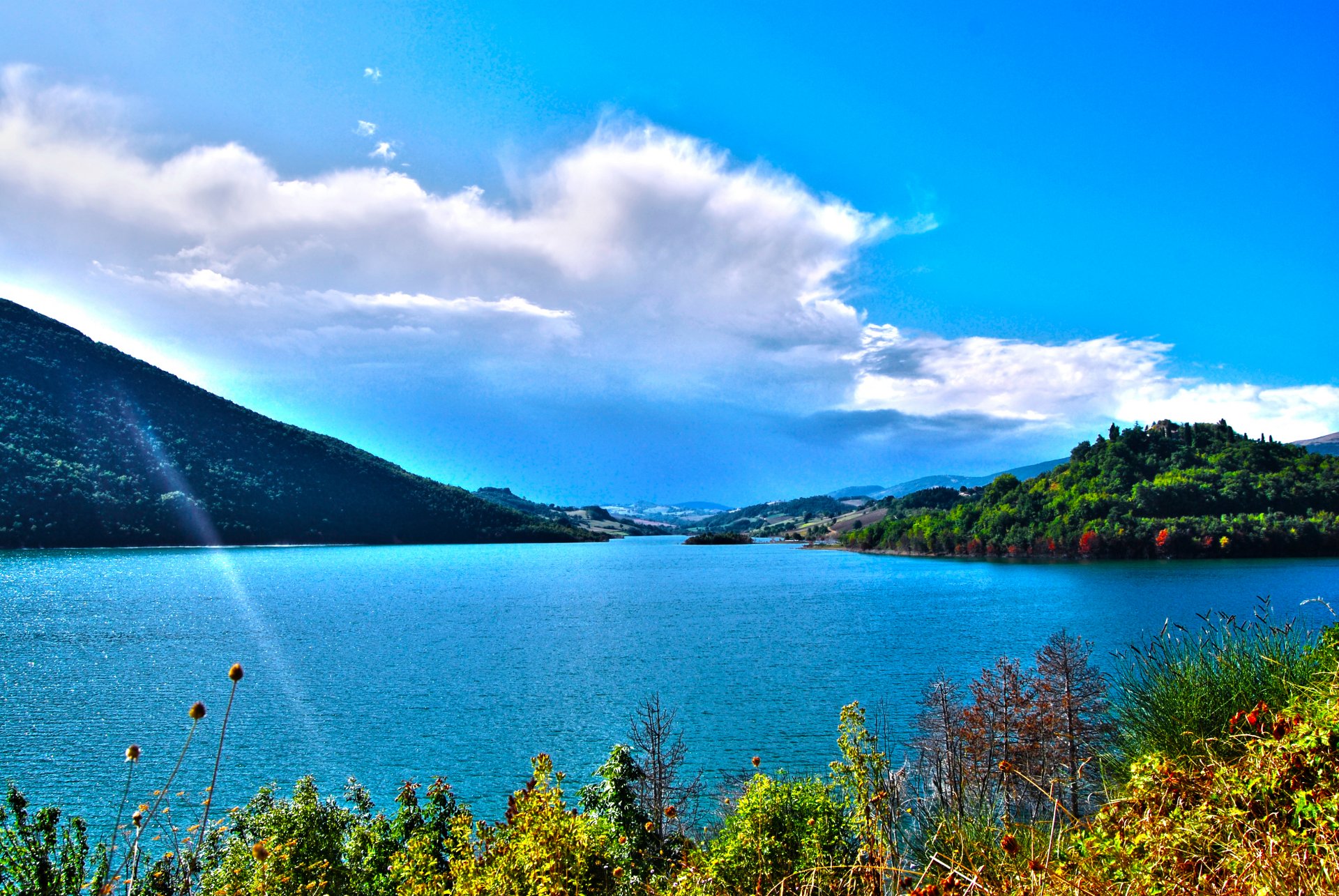 herbst see castreccioni wasser ufer vegetation berge himmel wolken italien