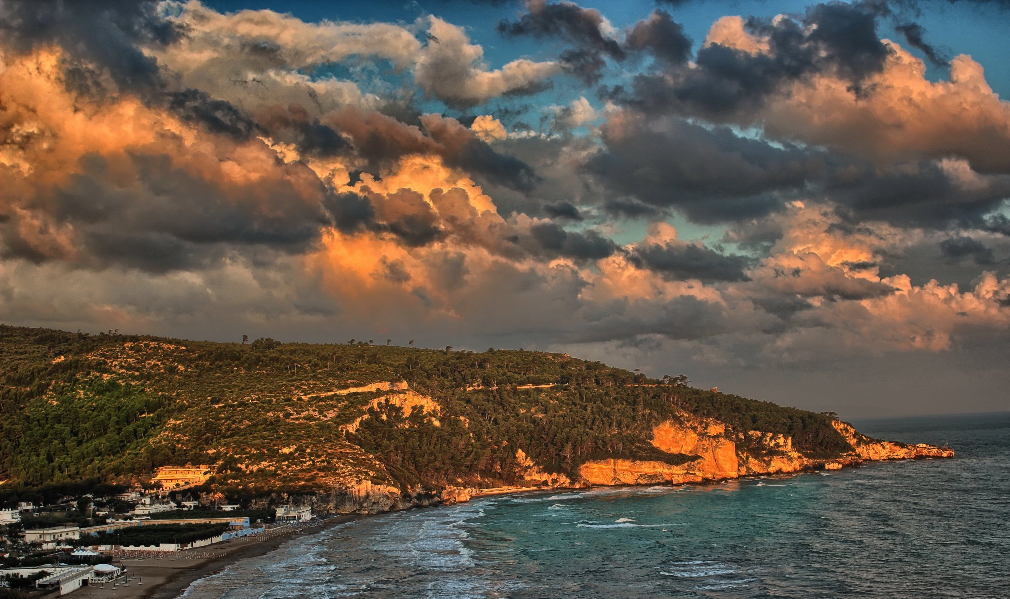 peschici italia puglia spiaggia cielo nuvole