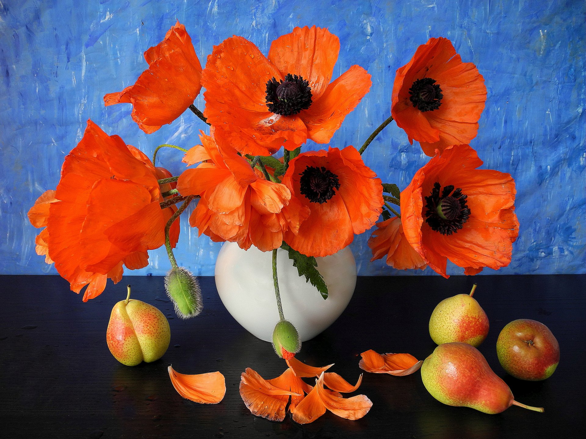 mohnblumen vase blumen früchte birnen blütenblätter stillleben