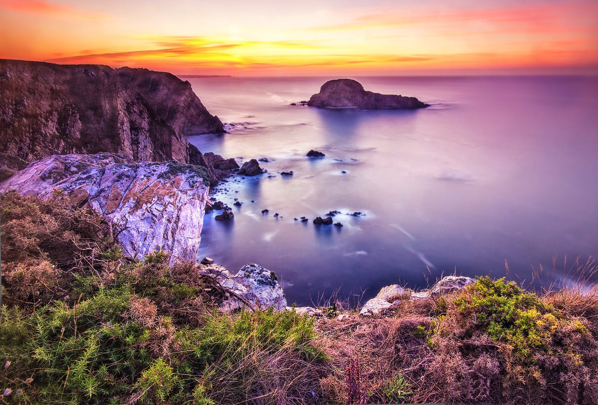 mer côte coucher de soleil pierres