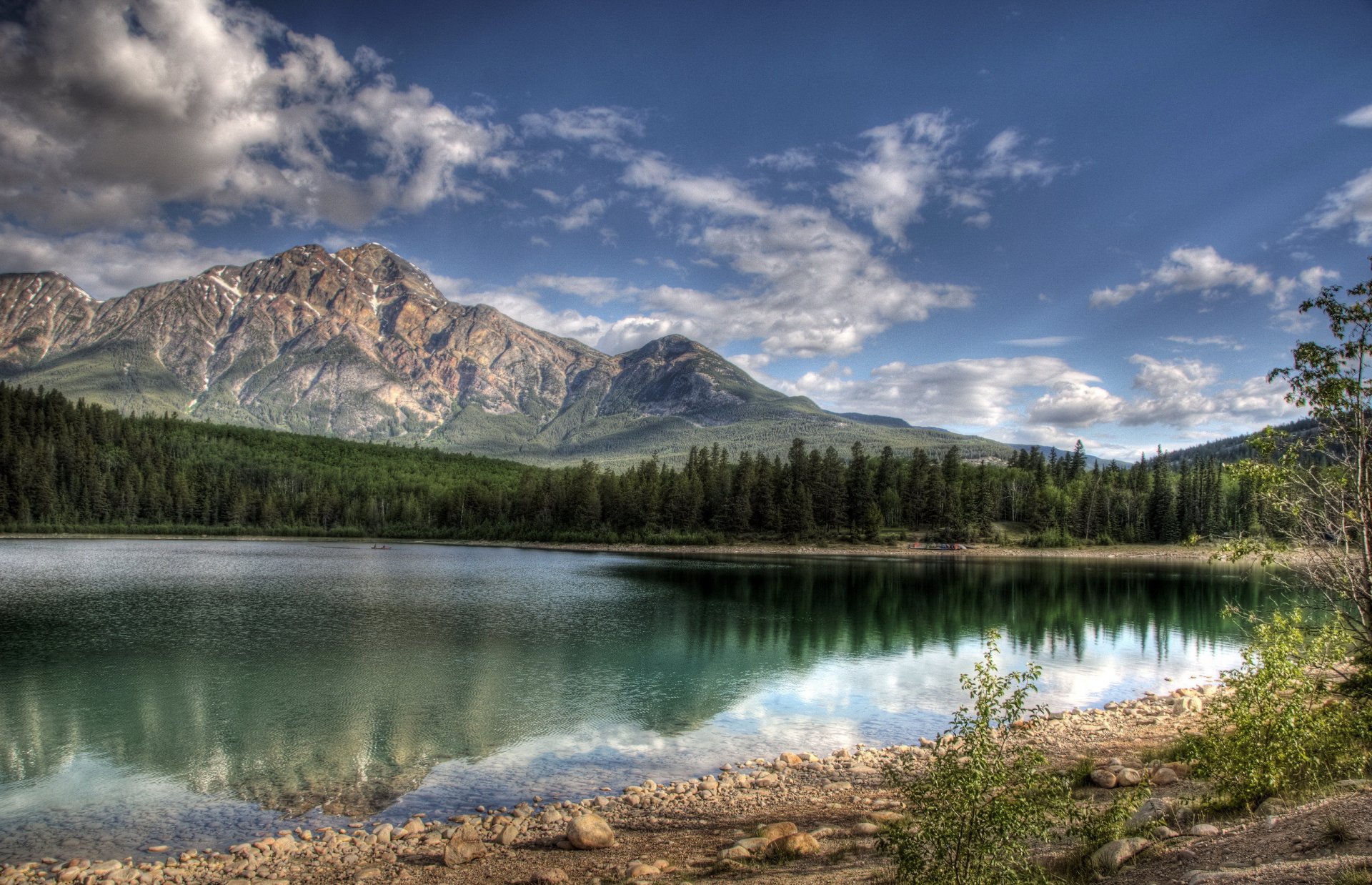 lago lago patricia jasper canada nuvole cielo montagne foresta