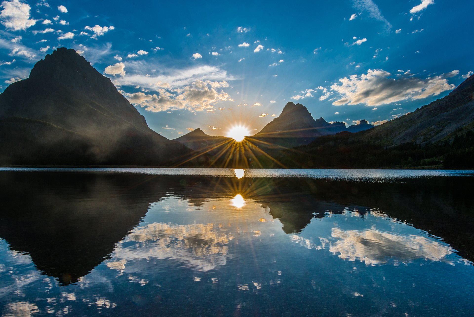 ciel nuages. soleil rayons montagnes lac réflexion