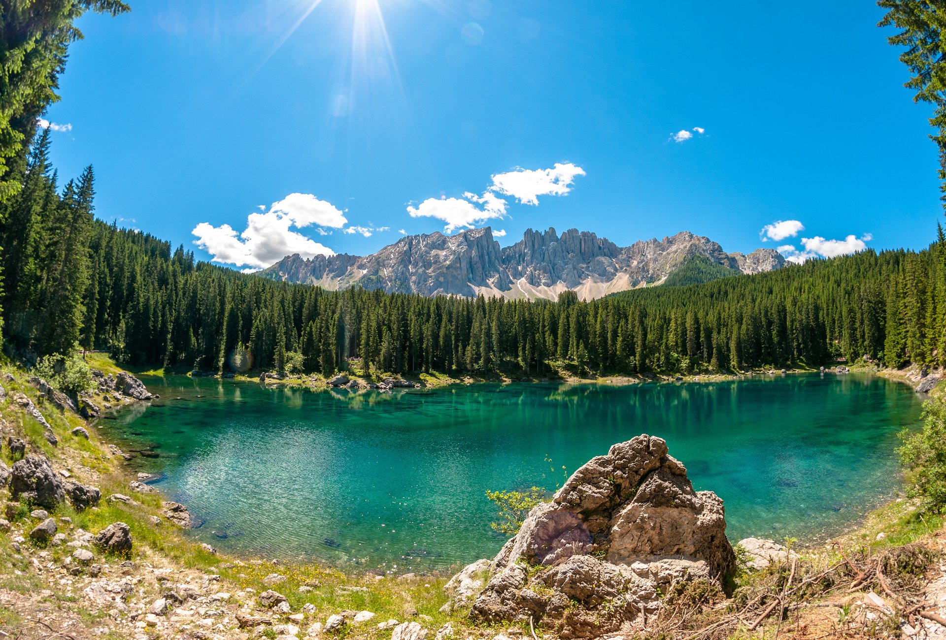 lago di carezza lac forêt arbres pierres nuages ensoleillé