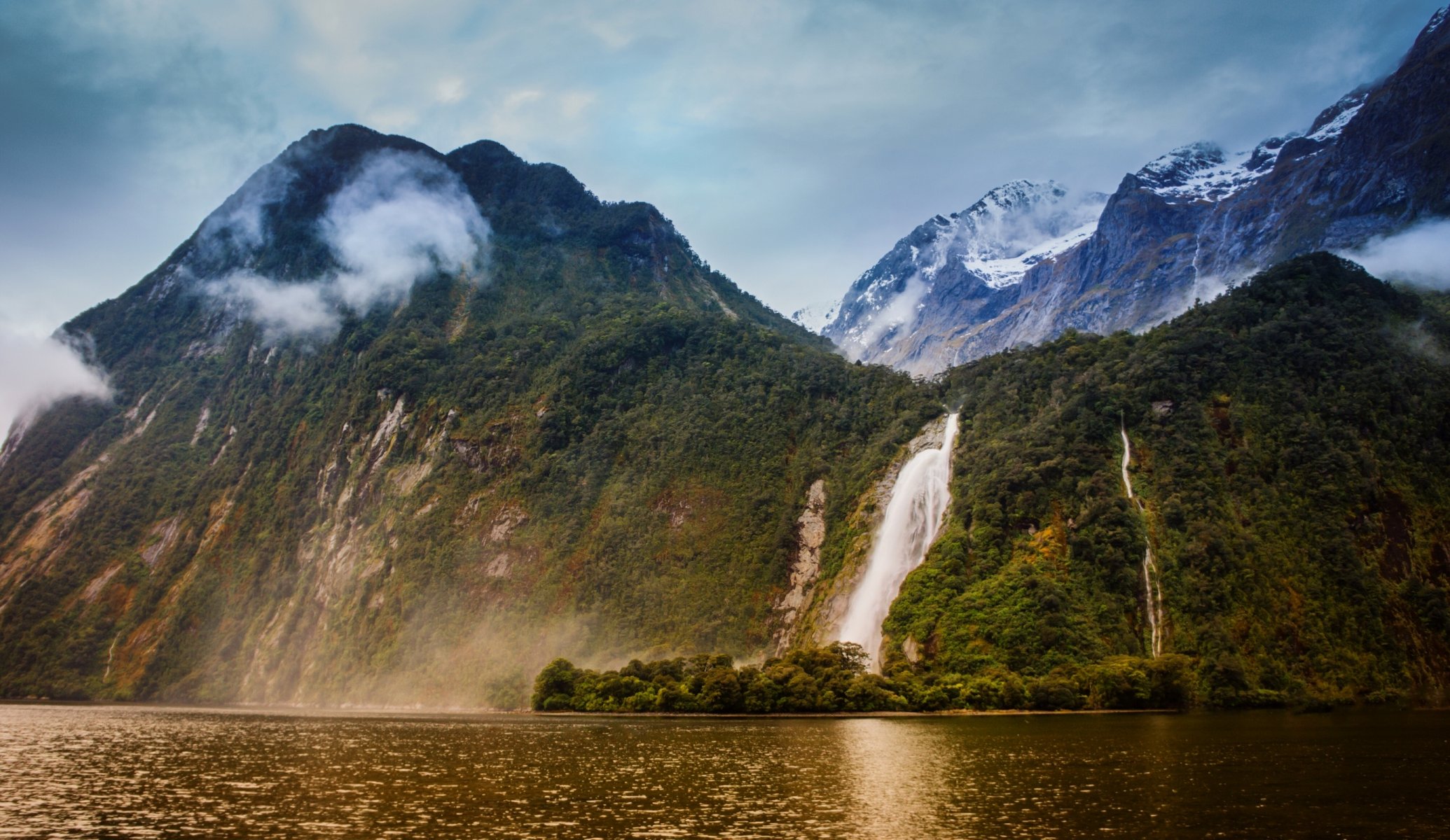 lady bowen falls bowen river milford sound neuseeland bowen river lady bowen falls fjord berge