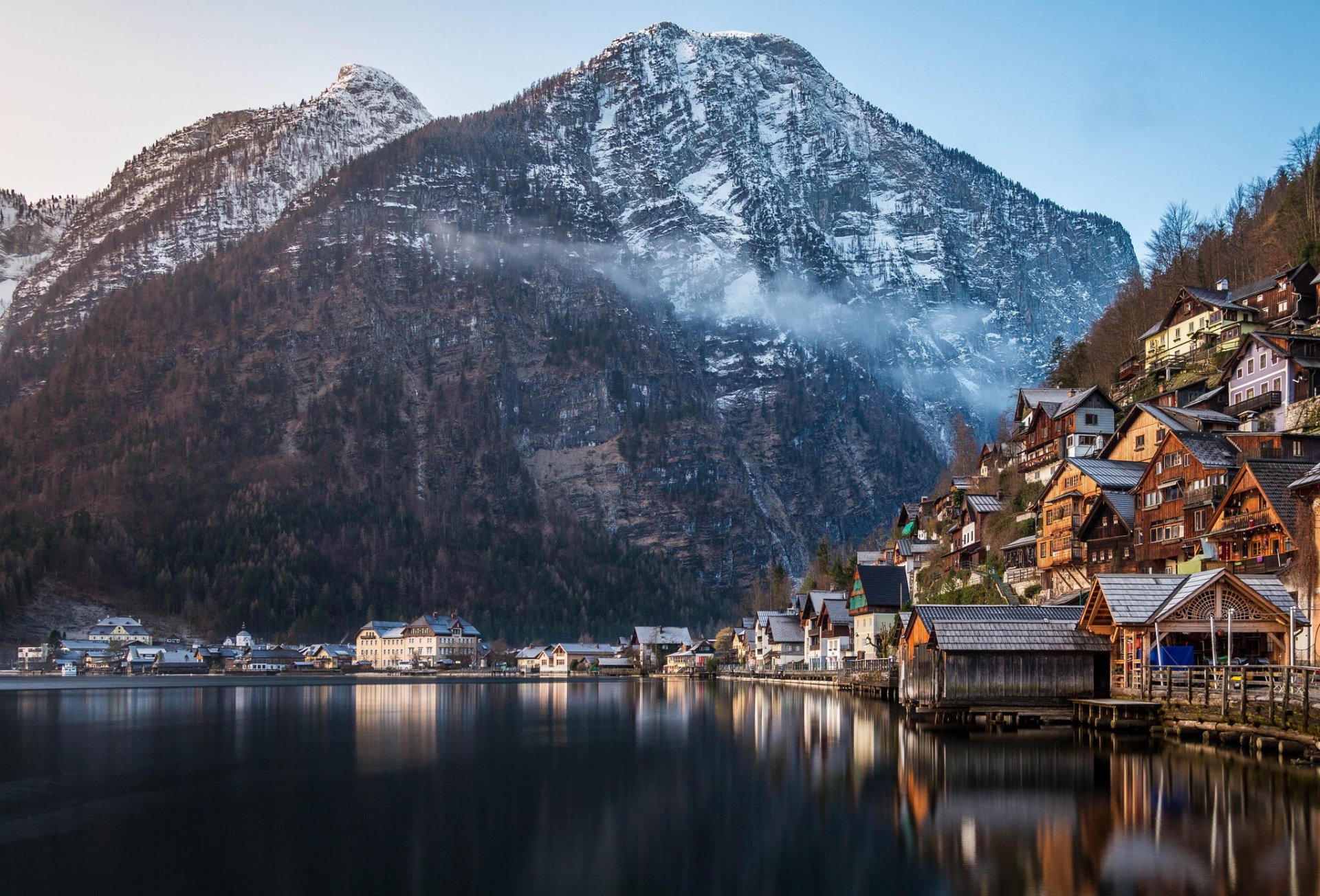 montañas lago casas invierno bosque naturaleza hallstatt austria comuna monumento de la unesco alpes