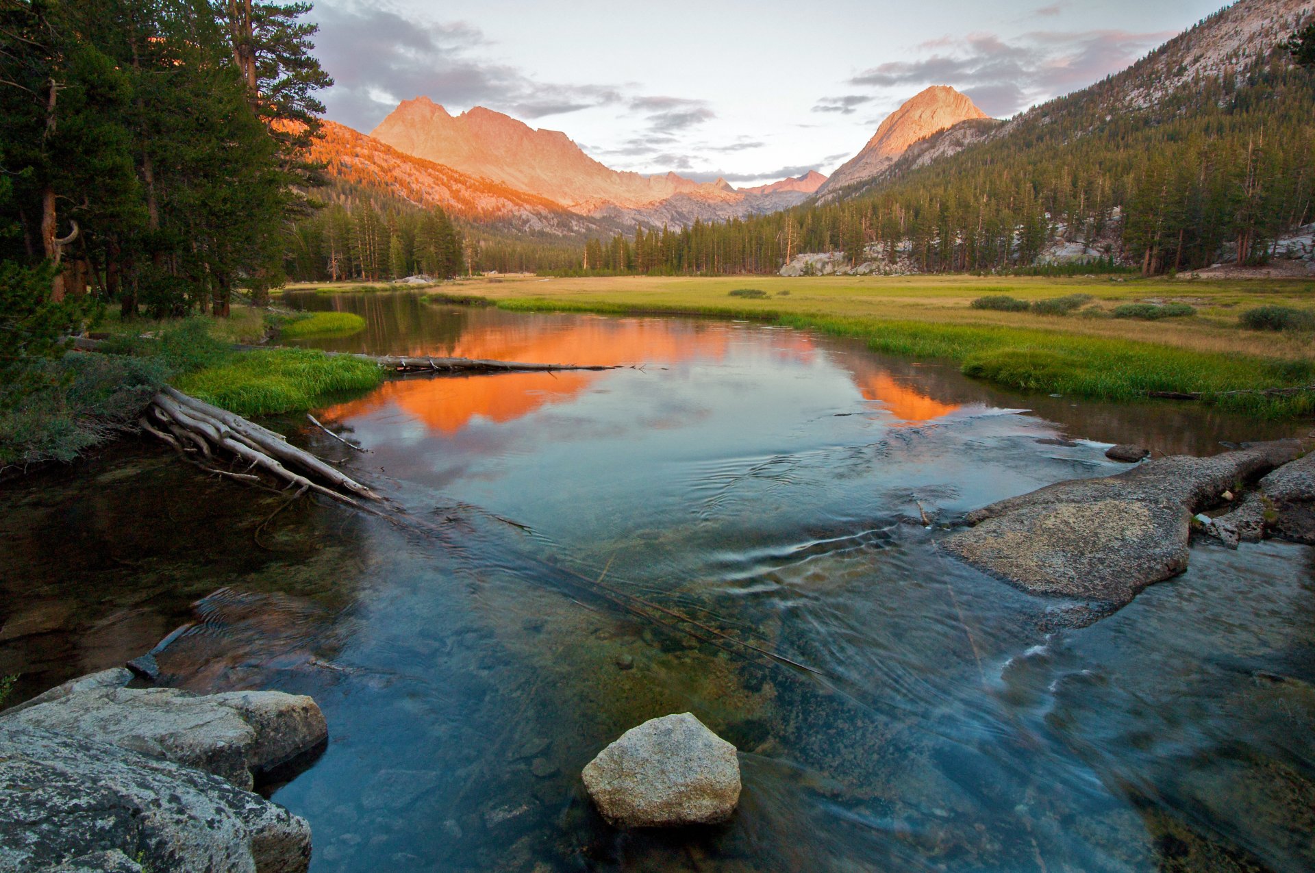 montagnes sierra nevada pentes arbres rivière rivages pierres réflexion parc national de kings canyon californie états-unis