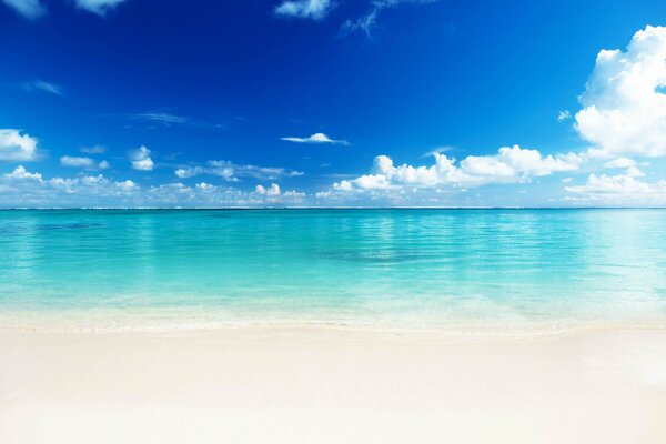 Лазурный океан с белым песчаным пляжем