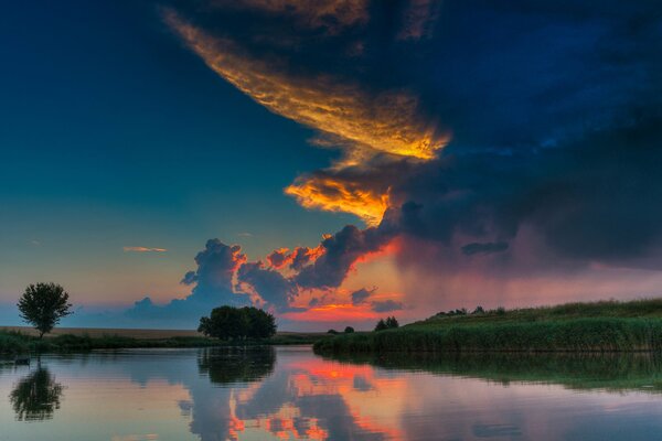 Ein schöner Sonnenuntergang spiegelt sich im Fluss wider