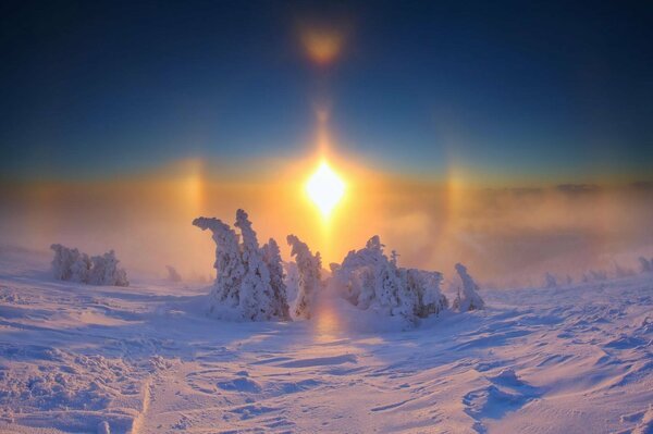 Blick auf die schneebedeckte Natur in den Bögen des Sonnenuntergangs
