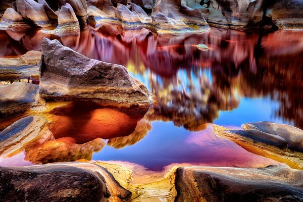 Interesantes piedras de colores en Andalucía