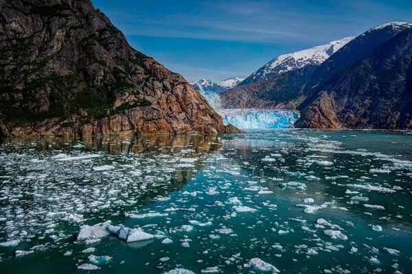 Glace dans une rivière parmi les montagnes en Alaska