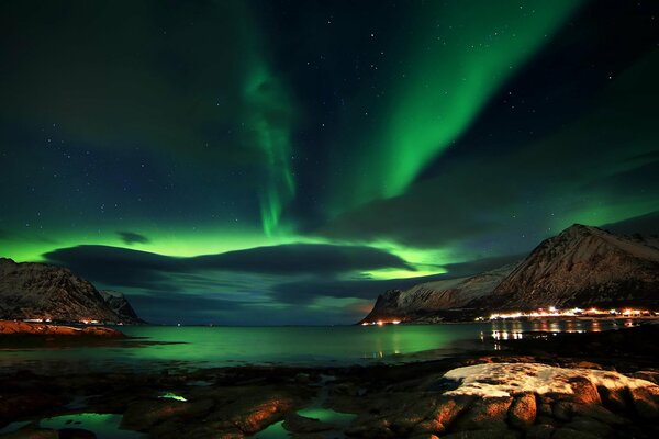 Северное сияние в норвегии среди скал ночью