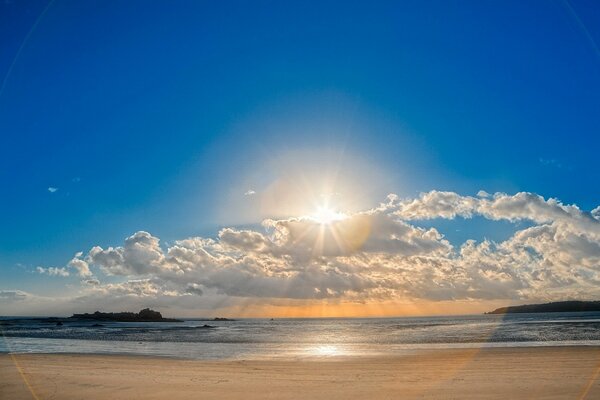 Strand am Meer mit Wolken am Horizont