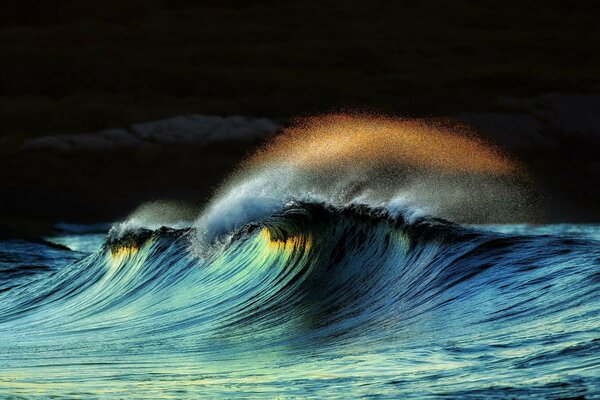 Olas azules en el arte de la noche