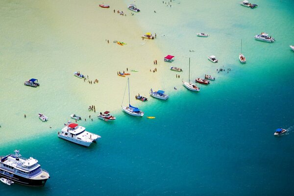 Yachten und Boote auf dem Meer Urlaub