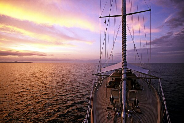 Un yate navega por el mar al amanecer