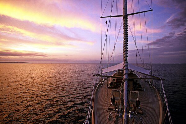 Lo yacht naviga sul mare all alba