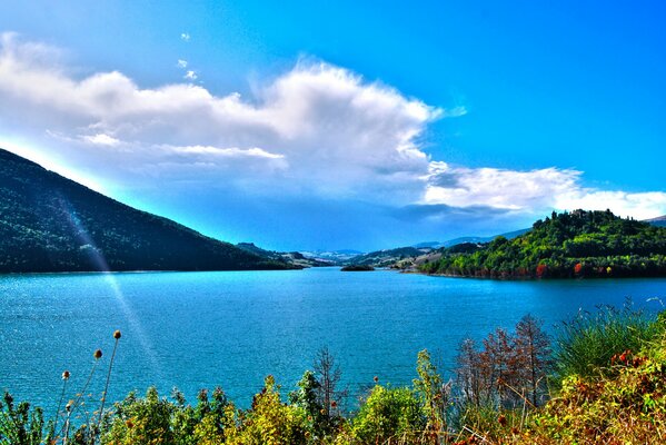 Paisaje de montaña con un lago en primer plano