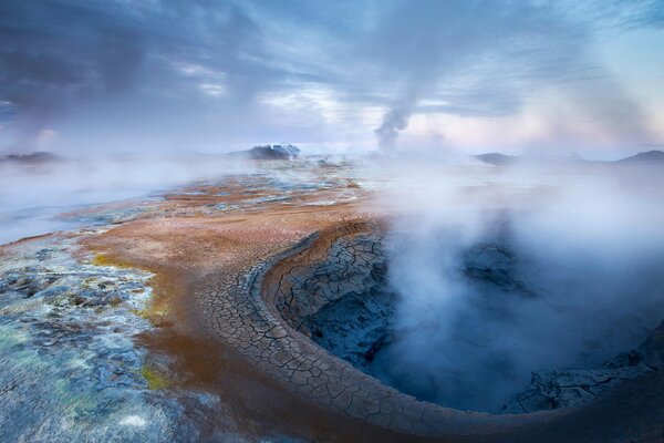 Fuente geotérmica humeante en Islandia