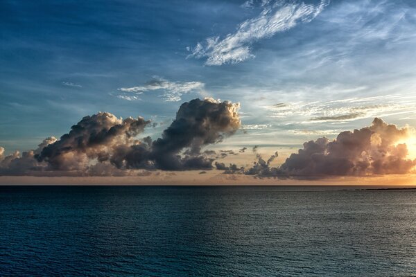 Las nubes de tormenta en el cielo se ven horribles