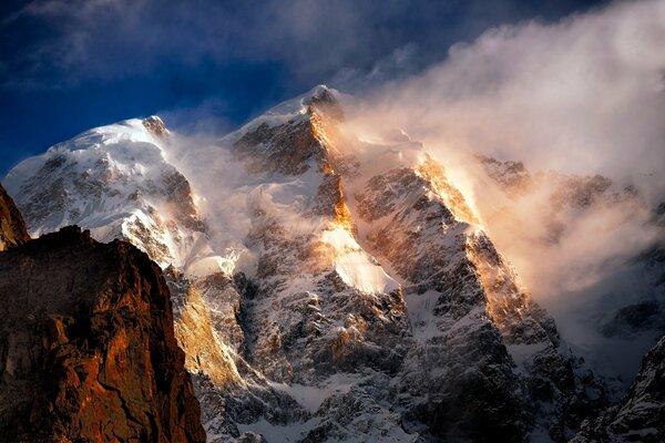 Montagnes enneigées sur lesquelles la lumière du soleil brille