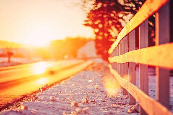 Eine Straße, die von strahlender Sonne überflutet ist