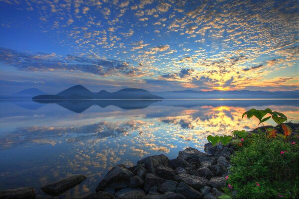 Lago Toya in Giappone al tramonto