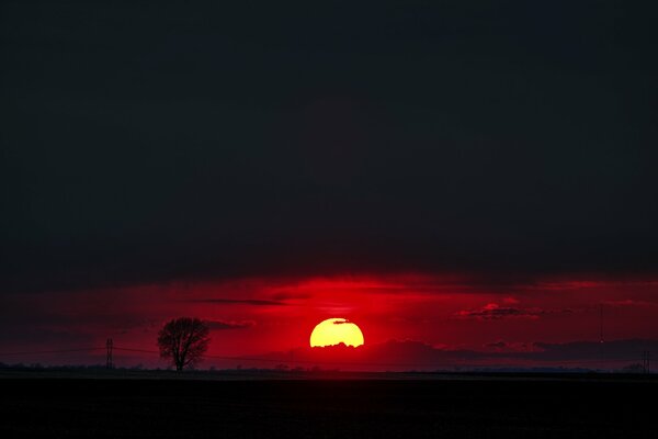 Beau coucher de soleil rouge