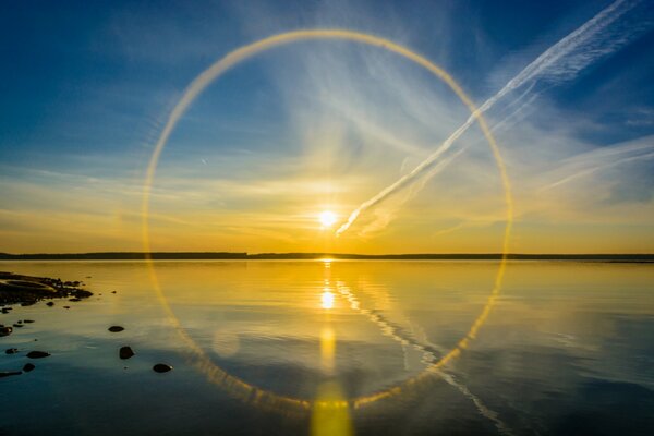 Der Sonnenstrahl wird im Wasser reflektiert