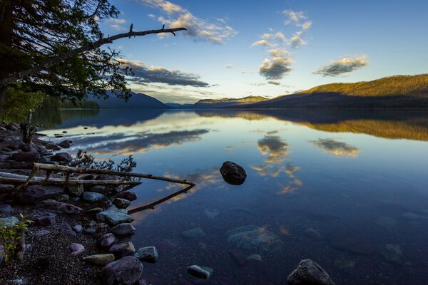 Reflejo de las nubes en un lago transparente