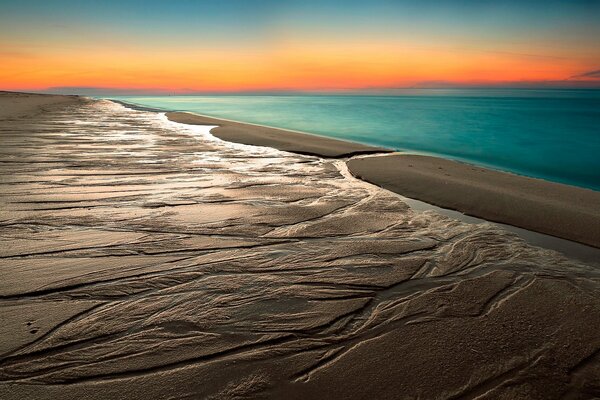 Spiaggia di sabbia e mare garisont