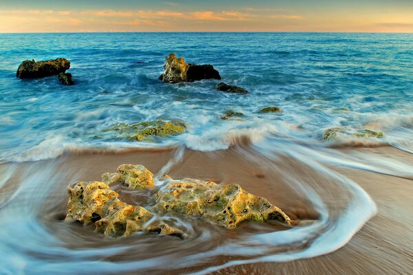 Schiuma di mare sulla sabbia