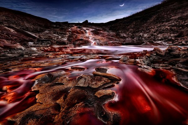 Rivière rouge en Espagne dans la nuit