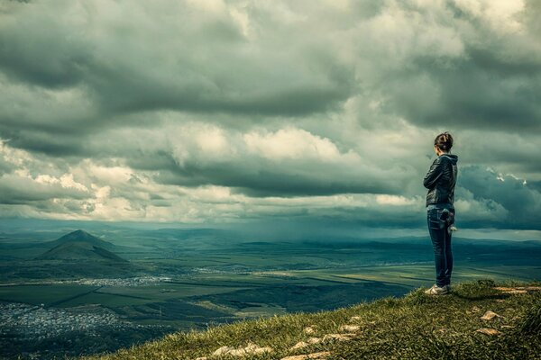 Una ragazza sulla montagna ammira il paesaggio di Pyatigorsk