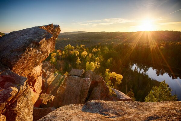 Roches, forêt, rivière et lever du soleil