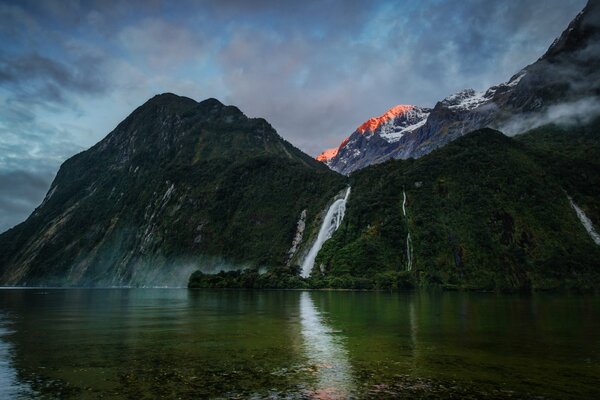 Landschaft. Die Berge, das Meer. Erstaunliche Bowen Falls