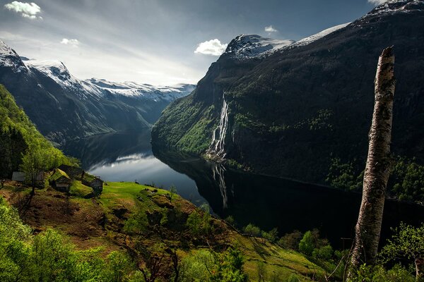 Schöner norwegischer grüner Fjord