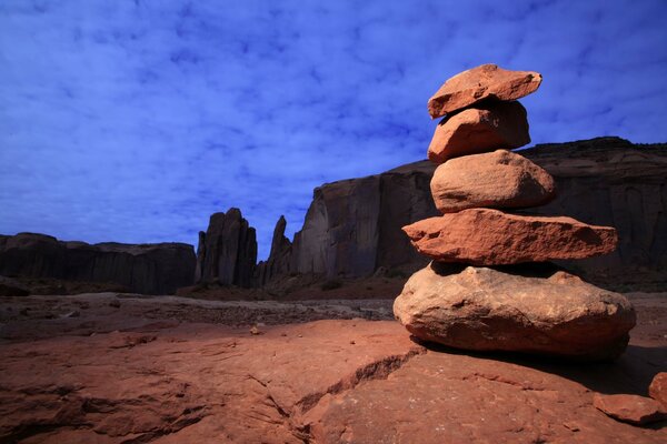 Pirámide de piedras rojas al atardecer